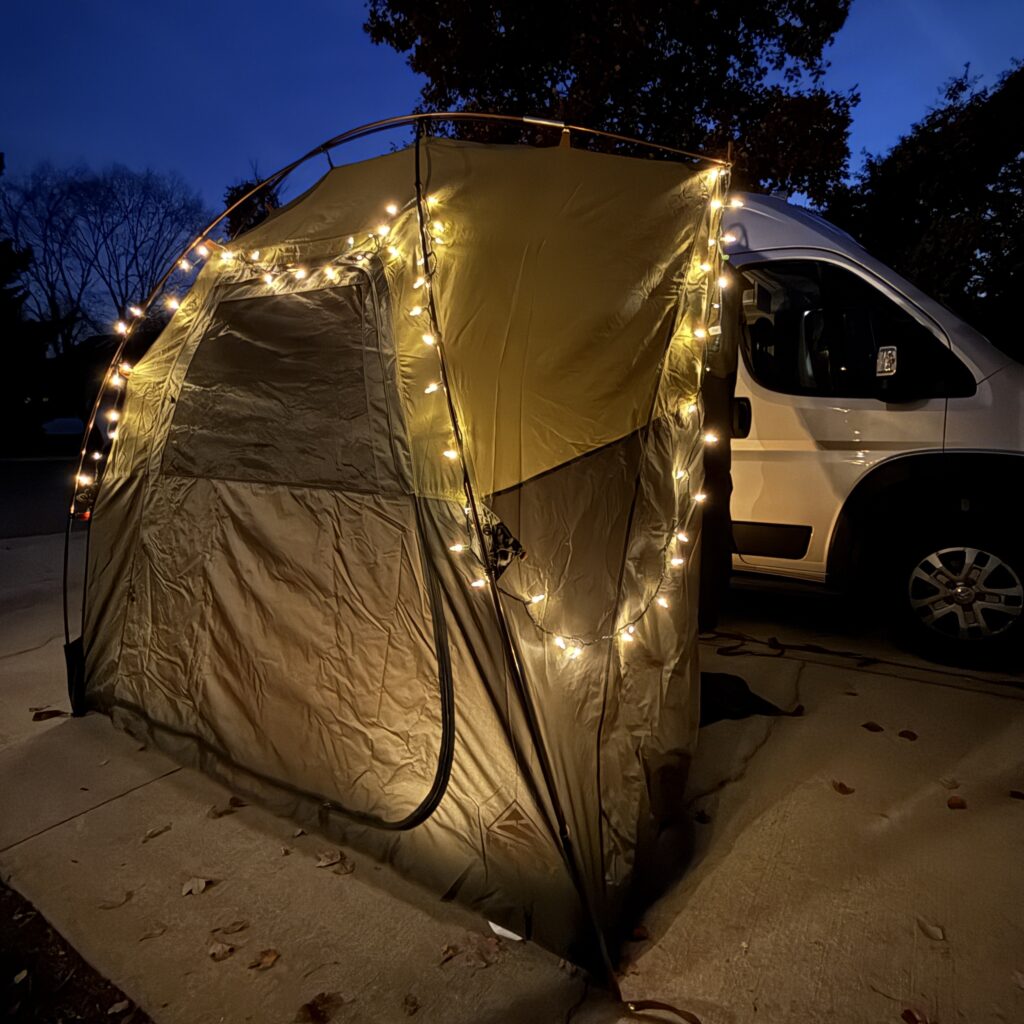 Kelty Highroad Shelter provides you extra space for car camping and your weekend adventures.